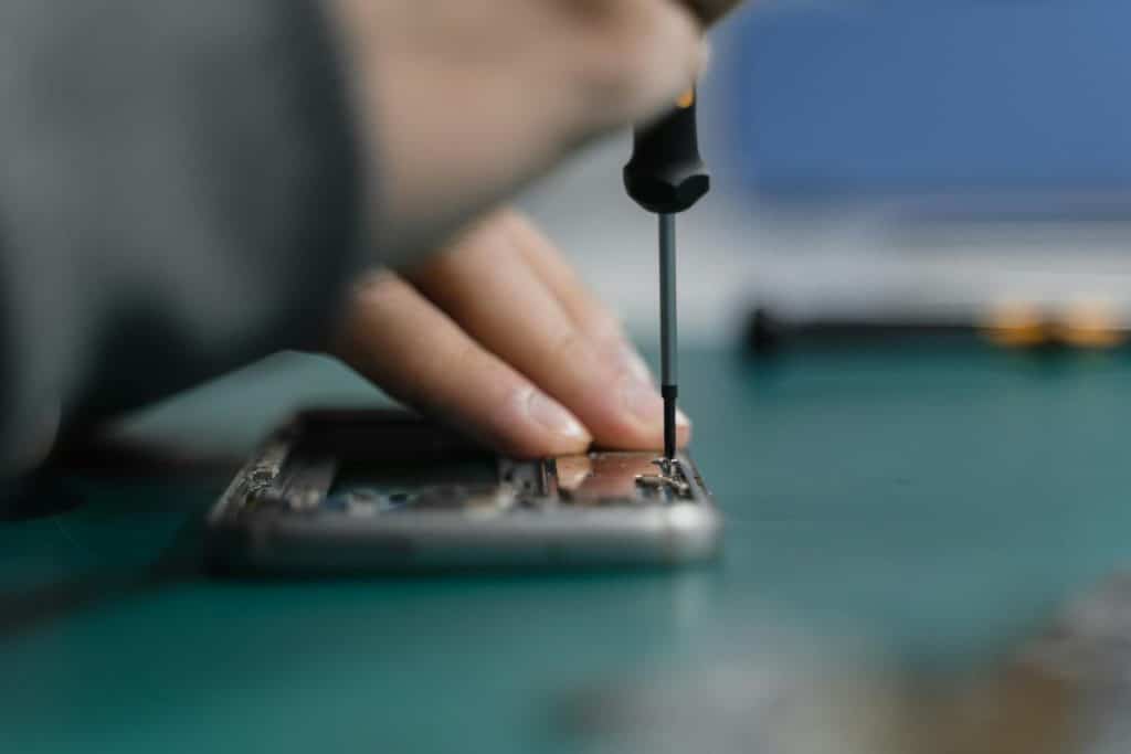 Zamena baterije telefona u servisu