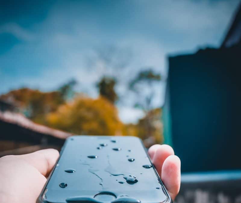 Voda i vlaga u telefonu: šta raditi prvih 60 minuta