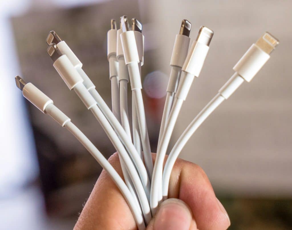 Kako prepoznati lažan ili loš punjač – oštećeni USB kablovi i nekvalitetni konektori za punjenje telefona.