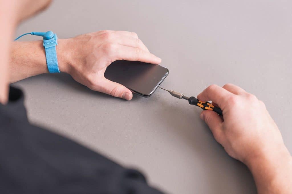 Servis telefona prikazan kroz mobilni uređaj na radnoj površini spreman za dijagnostiku.