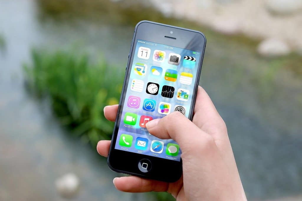 Osoba proverava polovan mobilni telefon, fokus na kućištu, gumbima i portovima za polovan telefon provera