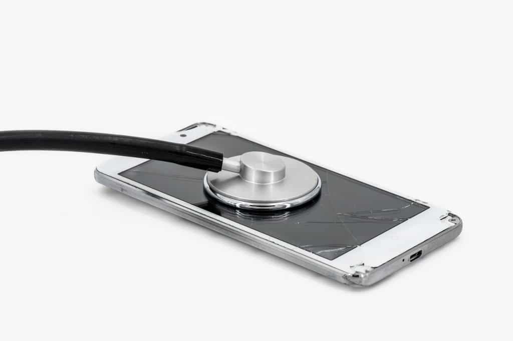 Osoba koristi mobilni telefon sa napuklim ekranom i proverava kvar ekrana