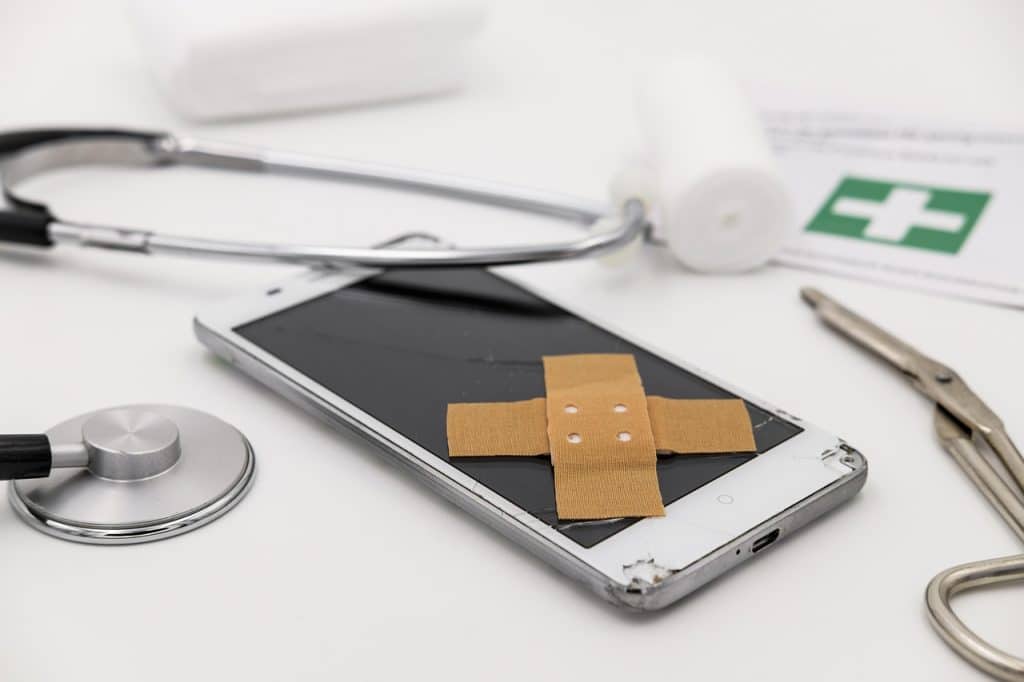 Serviser proverava mobilni telefon kada posle ažuriranja softvera uređaj ne radi pravilno