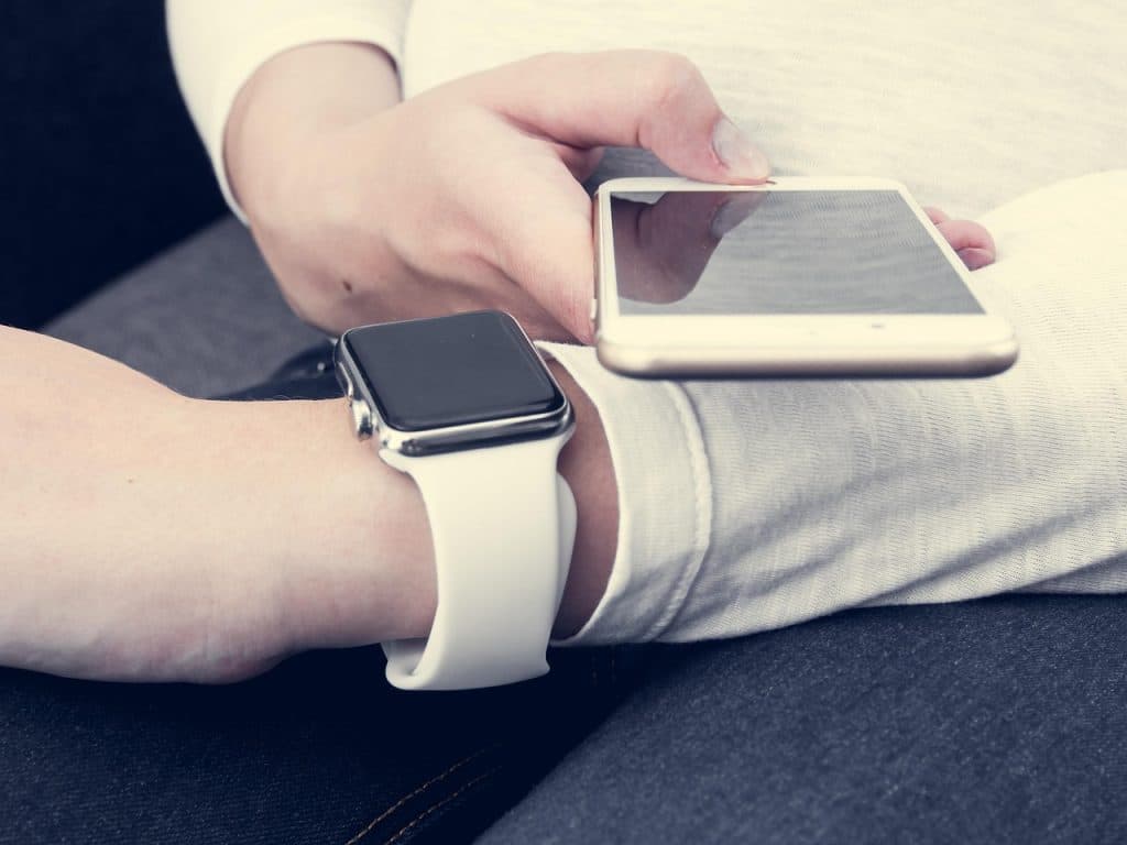 Korisnica koristi mobilni telefon dok proverava kako se uređaj ponaša posle ažuriranja softvera