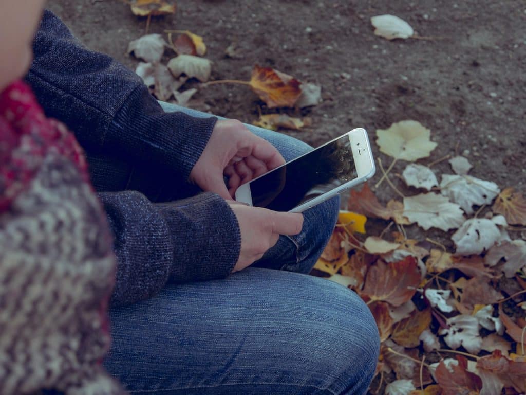 Čišćenje ekrana mobilnog telefona mikrofiber krpom za bezbedno održavanje telefona
