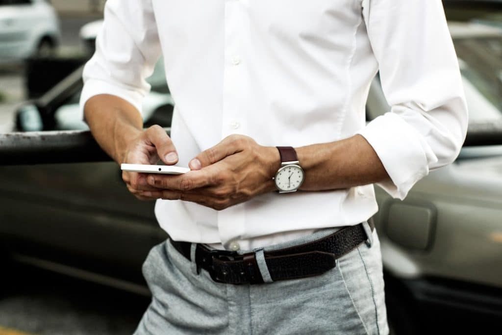 Muškarac drži mobilni telefon i beleži simptome kvara za bržu dijagnostiku