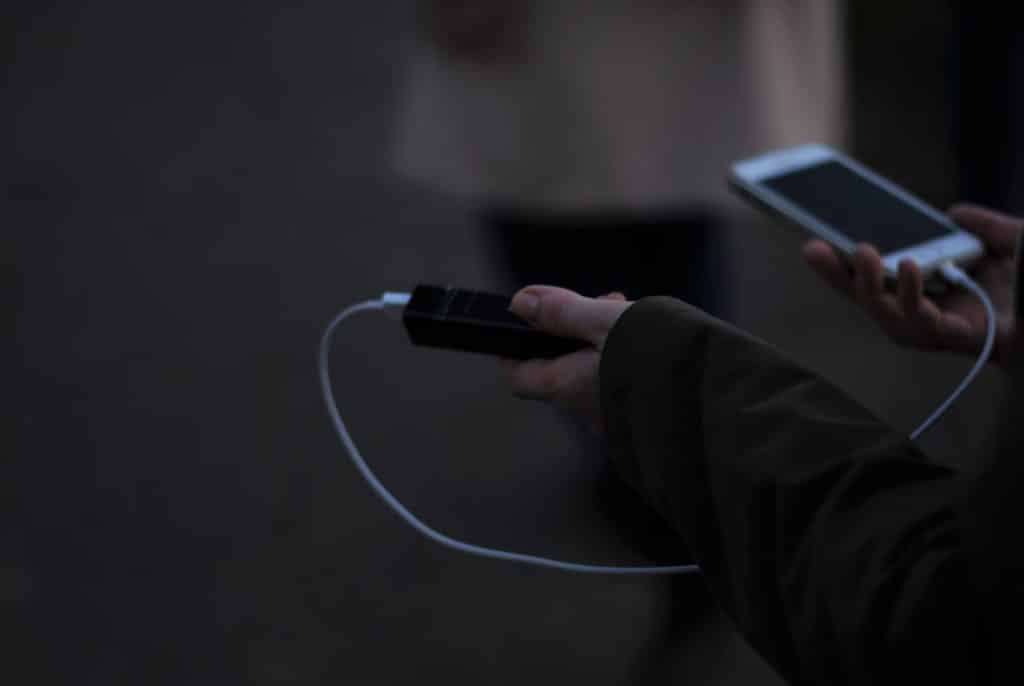 Osoba puni mobilni telefon pravilno kako bi očuvala bateriju i stabilno punjenje