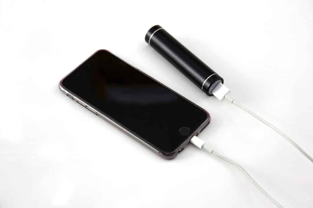 Pametni telefon sa prikazom baterije i savetima za duže trajanje