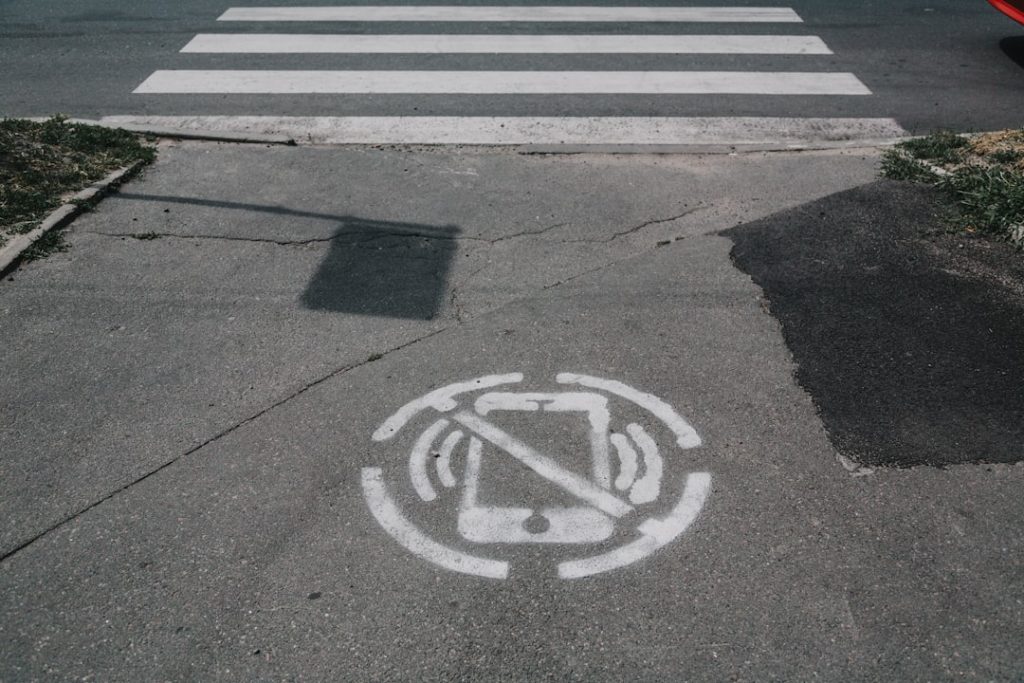 Korisnik proverava pametni telefon bez signala i problem sa mrežom