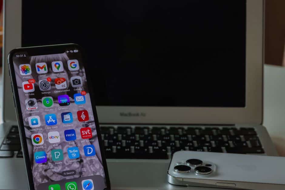 Korisnik proverava stanje baterije iPhone telefona u podešavanjima