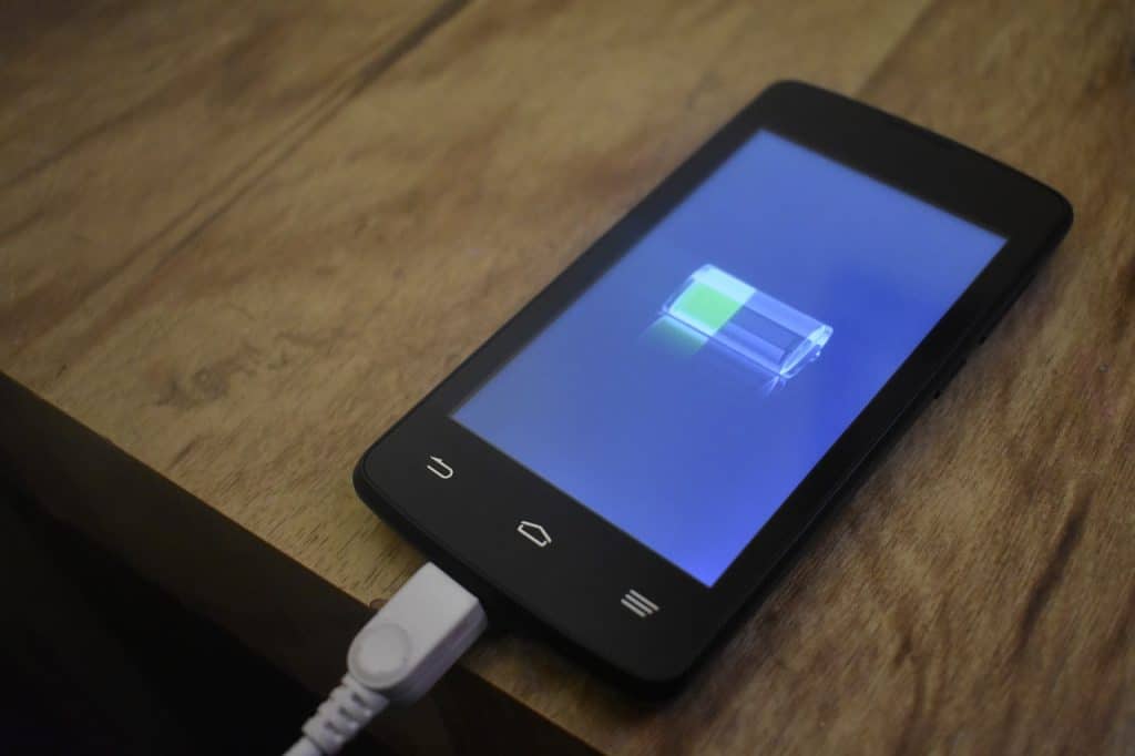 Provera stanja baterije Android telefona na ekranu pametnog uređaja