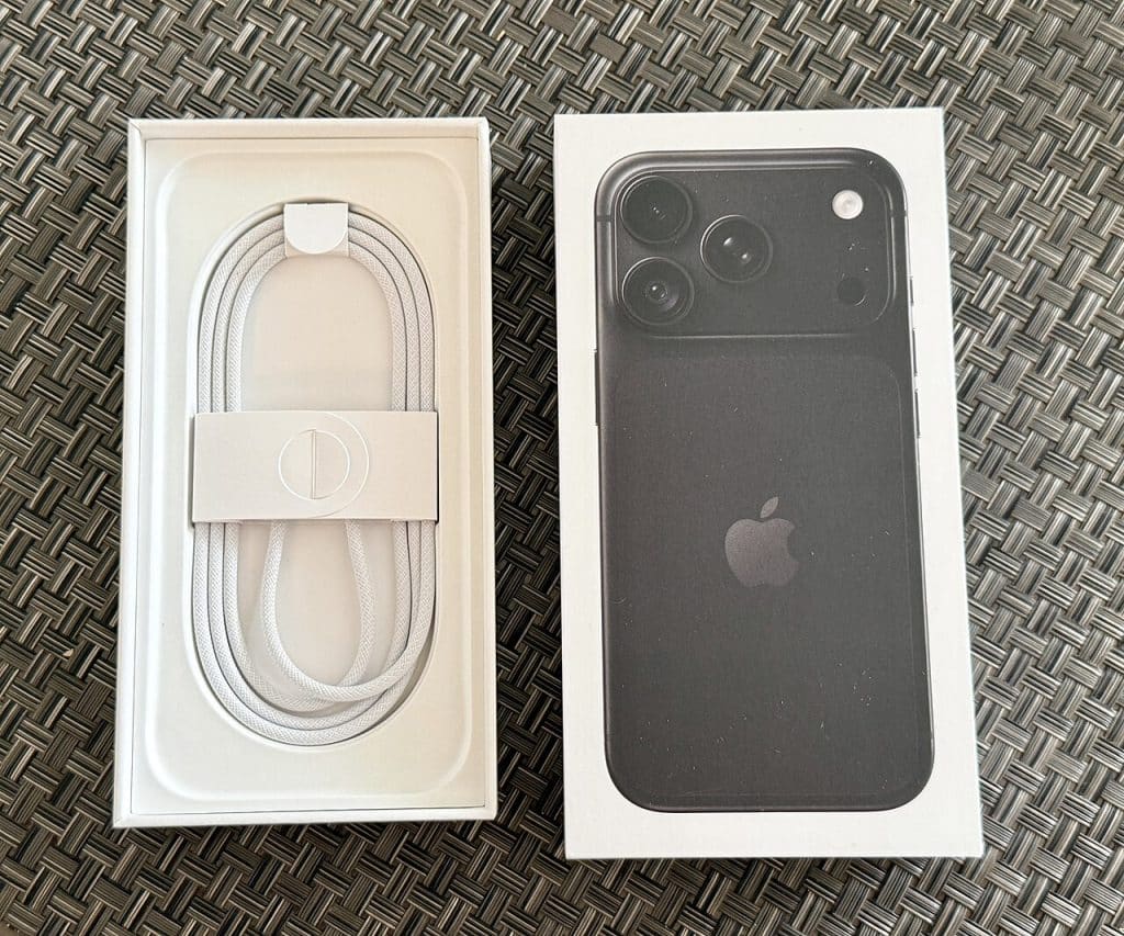 iPhone 18 Pro u crnoj boji pored otvorene kutije