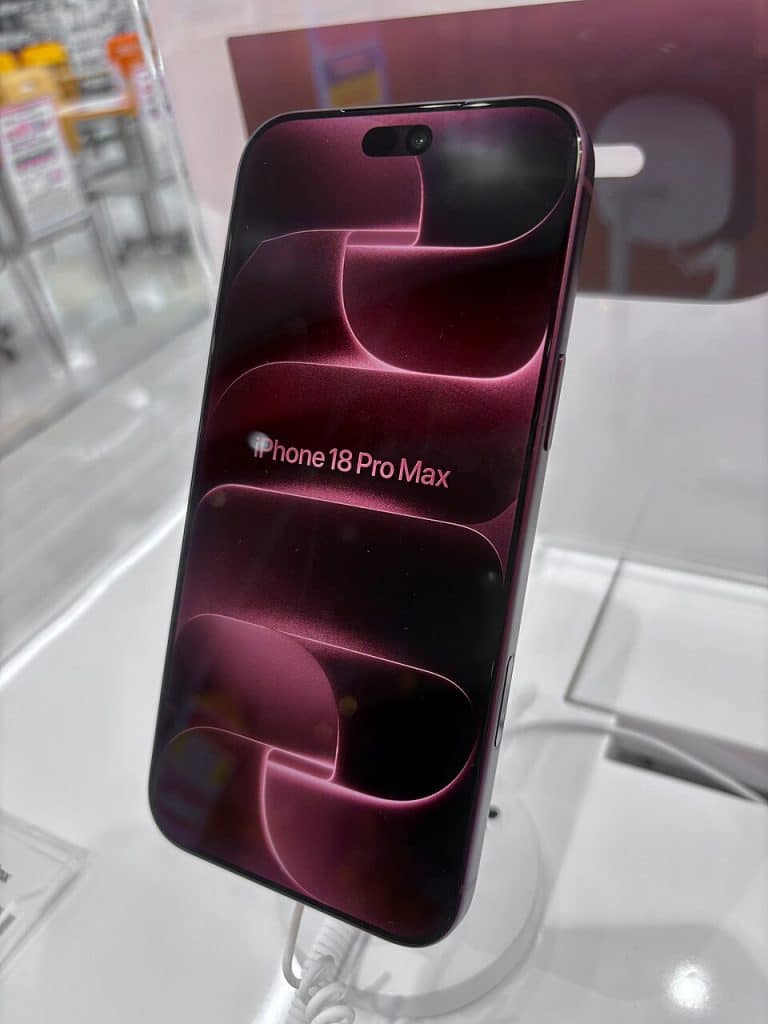 iPhone 18 Pro Max u bordo boji na izložbenom postolju