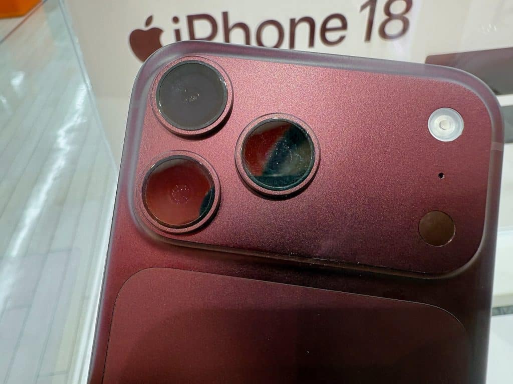 iPhone 18 Pro Max u bordo boji, pogled na tri zadnje kamere